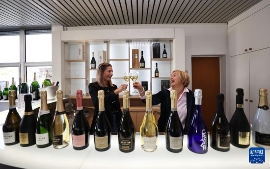 9月13日，在法國(guó)蘭斯附近的希尼萊羅斯，人們?cè)诩氧畞喛偛肯碛孟銠壘?。新華社記者 高靜 攝