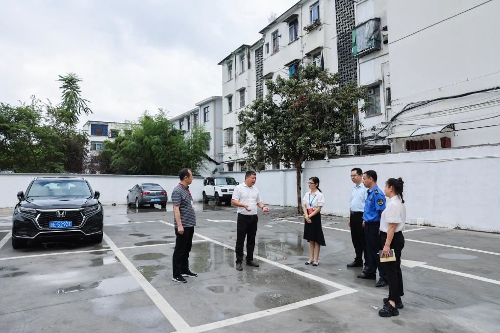 2024年9月11日，在浙江省湖州市，湖州吳興區(qū)人大代表、人大飛英街道工委代表及塔下街社區(qū)代表前往已改建的一處停車場進行實地調研，監(jiān)督該改建項目的完成情況。新華社記者 徐昱 攝