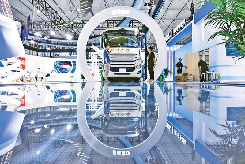 黨的二十屆三中全會提出，加快構建促進數(shù)字經(jīng)濟發(fā)展體制機制，完善促進數(shù)字產(chǎn)業(yè)化和產(chǎn)業(yè)數(shù)字化政策體系。2024年8月28日至30日，2024中國國際大數(shù)據(jù)產(chǎn)業(yè)博覽會在貴州貴陽舉辦。圖為工作人員在介紹無人駕駛重型卡車。 新華社記者 楊文斌/攝