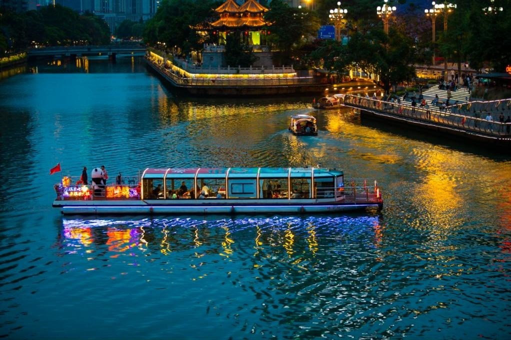 成都“夜游錦江”火鍋船。（唐斌治 攝）