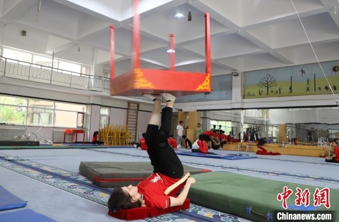 9月13日，美國雜技學員杰克正在中國“雜技之鄉(xiāng)”吳橋練習“蹬技”。 馬天龍 攝