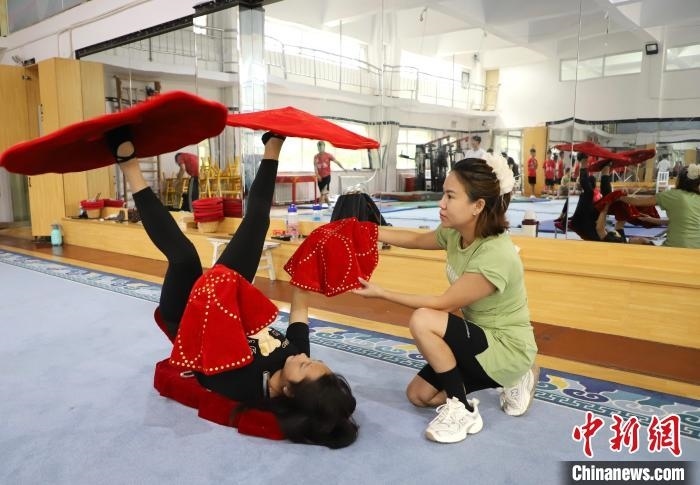 9月13日，來自老撾的紅姆(右)指導學員雜技動作。 馬天龍 攝