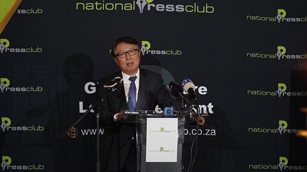 駐南非大使吳鵬出席中國(guó)駐南非使館同南國(guó)家新聞俱樂部聯(lián)合舉辦的中非合作論壇峰會(huì)成果宣介會(huì)并發(fā)表主旨講話。人民網(wǎng) 劉暢攝