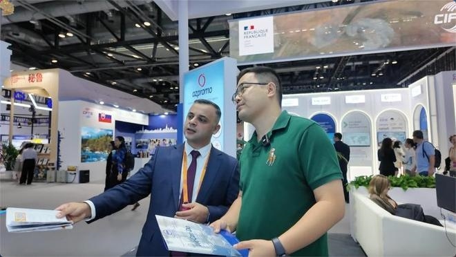 伊和·阿塔里扎德介紹阿塞拜疆產(chǎn)業(yè)園。人民網(wǎng)記者 楊倩攝