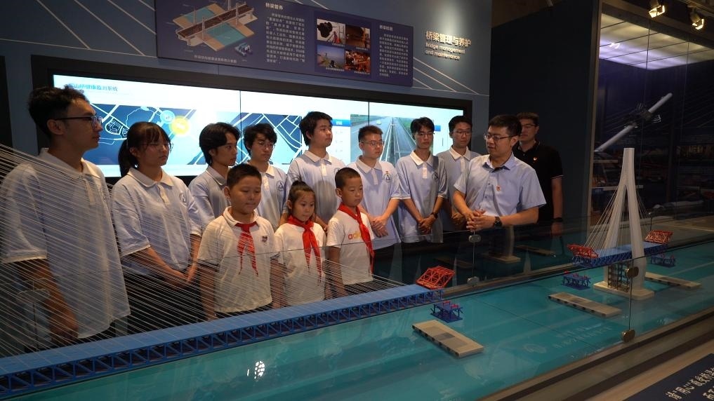 哈爾濱工業(yè)大學交通學院教師李順龍在中國橋梁博物館進行課程思政與橋梁科普。新華社發(fā)（張潤 攝）