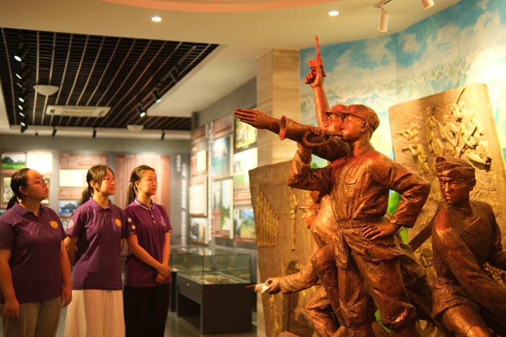 7月26日，南開大學實踐隊在環(huán)江革命陳列館了解毛南族人民在黨的領導下進行革命斗爭的歷程。（受訪者供圖）