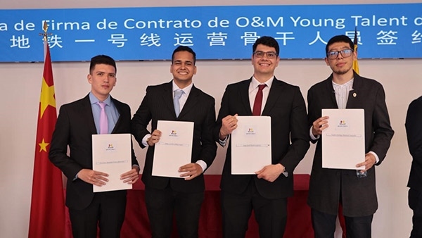 當(dāng)?shù)貢r(shí)間9月13日，40名哥倫比亞青年與中企承建運(yùn)營(yíng)的波哥大地鐵一號(hào)線項(xiàng)目簽約，不久將前往中國(guó)進(jìn)行為期15個(gè)月的專業(yè)地鐵知識(shí)培訓(xùn)。圖為部分學(xué)員在簽約儀式上展示所簽的協(xié)議。 波哥大地鐵一號(hào)線項(xiàng)目供圖