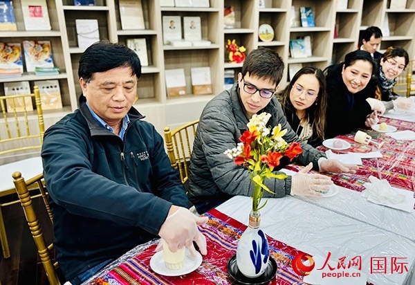 前來參加活動(dòng)的利馬居民共同制作冰皮月餅。人民網(wǎng)記者 宋亦然攝