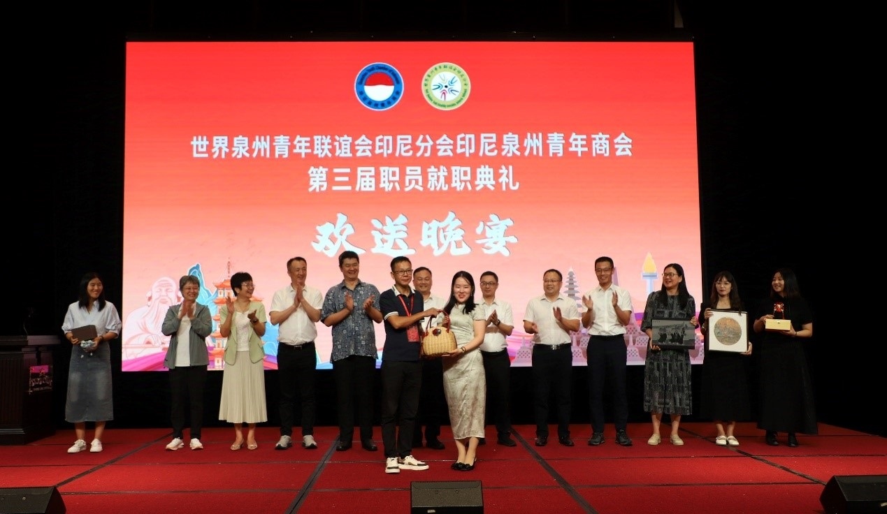 工藝大師們向阿拉扎大學(xué)孔子學(xué)院捐贈(zèng)手工藝術(shù)品。阿拉扎大學(xué)孔子學(xué)院供圖