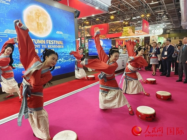 “你好！中國”展臺開幕式上的中國傳統(tǒng)舞蹈表演。人民網記者 尚凱元攝