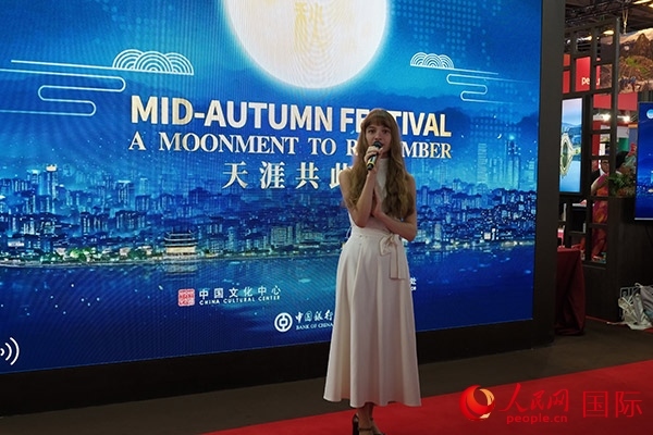 開幕式上，法國女歌手演唱中文歌曲《但愿人長久》。人民網記者 尚凱元攝