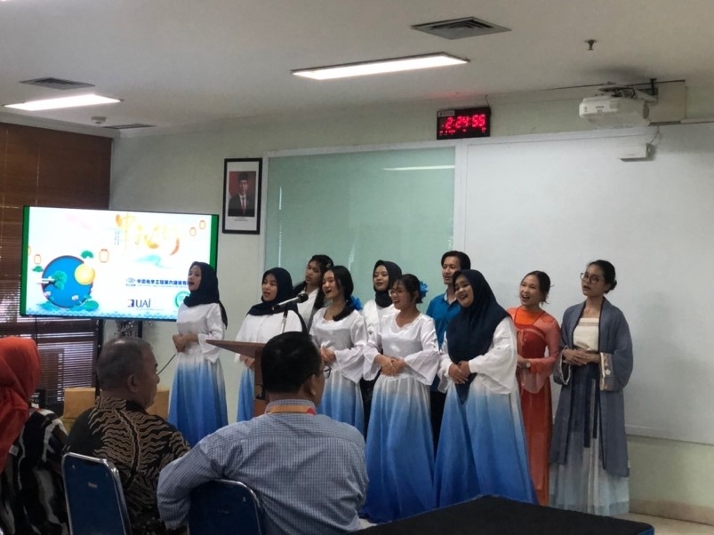 阿拉扎大學(xué)中文系學(xué)生演唱中文歌曲?；顒?dòng)主辦方供圖