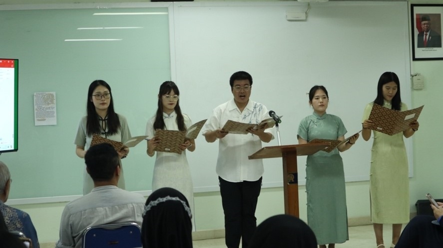 阿拉扎大學(xué)孔子學(xué)院志愿者教師表演詩(shī)朗誦?；顒?dòng)主辦方供圖