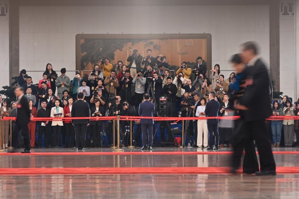 2024年3月10日，全國政協十四屆二次會議第三場“委員通道”集體采訪活動在北京人民大會堂舉行。新華社記者 宋為偉 攝