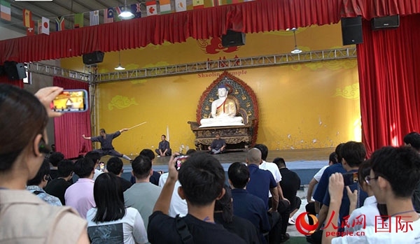 日本少林寺拳法青年代表團(tuán)觀看少林拳表演。人民網(wǎng)記者 張麗婭攝