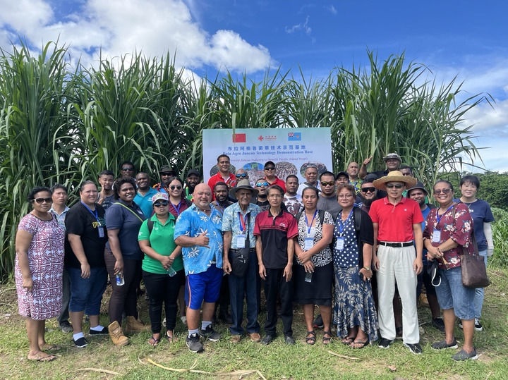 2024年2月28日，來自巴布亞新幾內(nèi)亞、湯加、庫克群島、薩摩亞、瑙魯?shù)葒业摹疤窖髰u國菌草技術(shù)培訓(xùn)班”學(xué)員在斐濟(jì)布拉阿格魯菌草技術(shù)示范基地合影。新華社發(fā)（中國援斐濟(jì)菌草技術(shù)示范中心供圖）