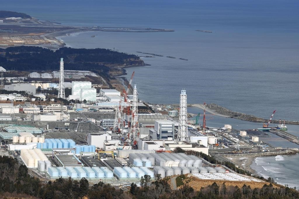 這是2021年1月8日拍攝的日本福島第一核電站和核污水儲水罐。（新華社/共同社）