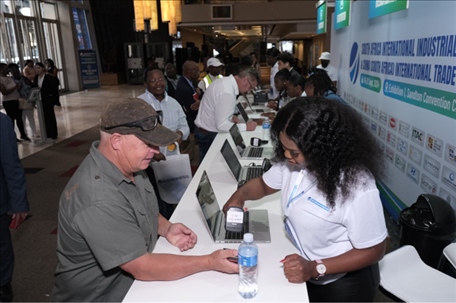 客商現(xiàn)場(chǎng)注冊(cè)參觀展會(huì)。主辦方供圖