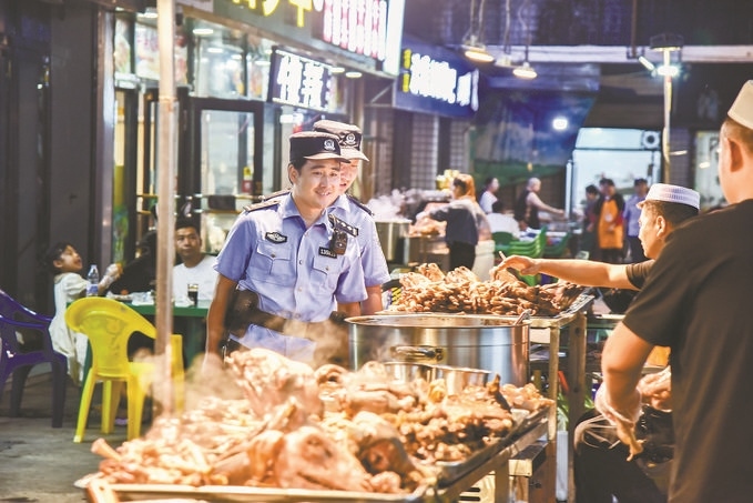 8月9日，甘肅省華亭市公安局組織民警輔警在夜市開展巡邏檢查。張亞強(qiáng)攝