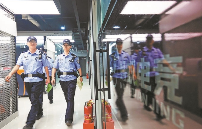 ▲7月6日，山西省新絳縣公安局龍興派出所組織警力對網(wǎng)吧等場所進(jìn)行集中治安檢查。高新生攝