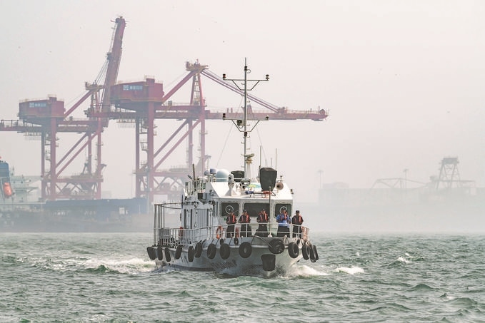 ?7月5日，秦皇島出入境邊防檢查站聯(lián)合秦皇島市公安局水陸巡特警支隊(duì)開展海上聯(lián)合巡航。陳凈萱攝