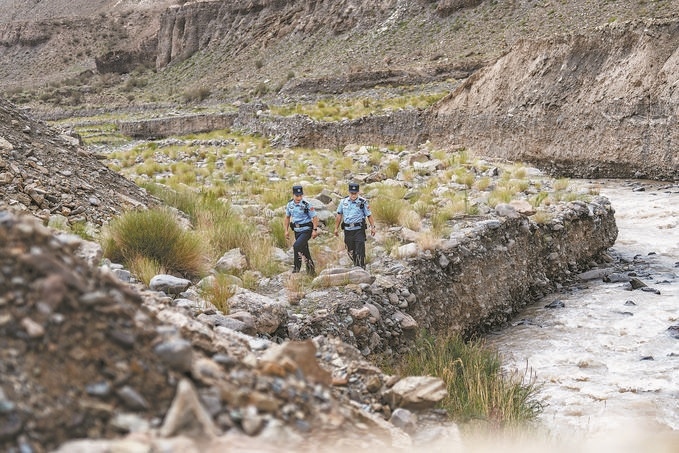7月19日，新疆邊檢總站克州邊境管理支隊(duì)康蘇邊境檢查站民警輔警來到轄區(qū)烏恰縣康蘇水庫開展巡邏。明懿攝