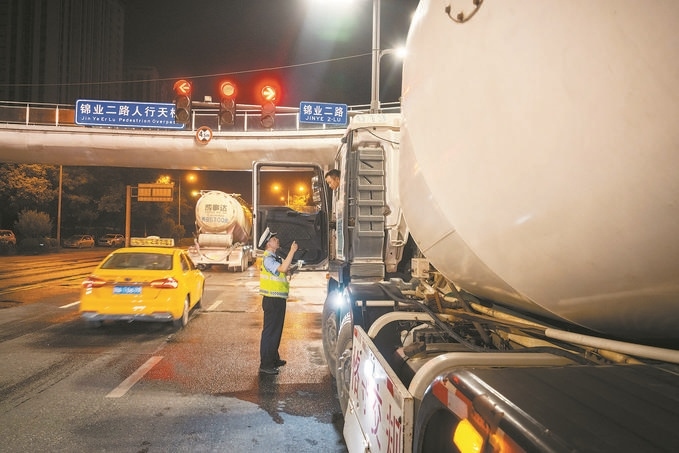 7月25日，陜西省西安市公安局交警支隊(duì)開展全市中重型貨車及面包車違法異地互查整治行動。孫崇明攝