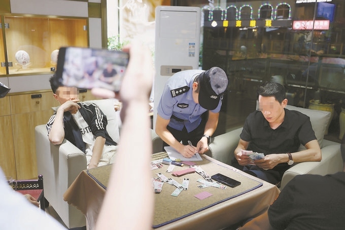 9月7日，云南省昆明市公安機(jī)關(guān)對棋牌室開展檢查。