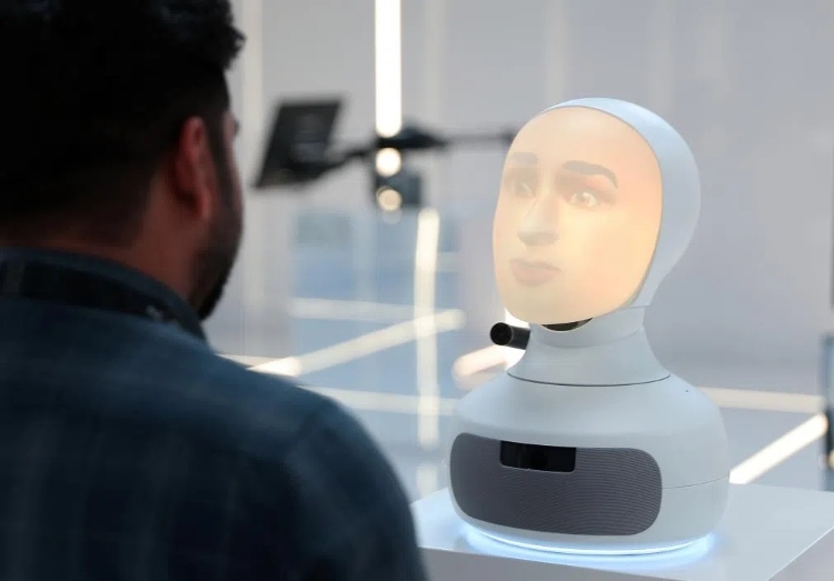 2024年9月12日，在沙特阿拉伯首都利雅得舉行的第三屆全球人工智能峰會上，一名參會者與“對話機器人”交流。新華社記者 王東震 攝