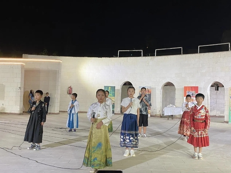 東方藝術(shù)文化館小朋友的詩(shī)朗誦表演。開(kāi)羅中國(guó)文化中心供圖