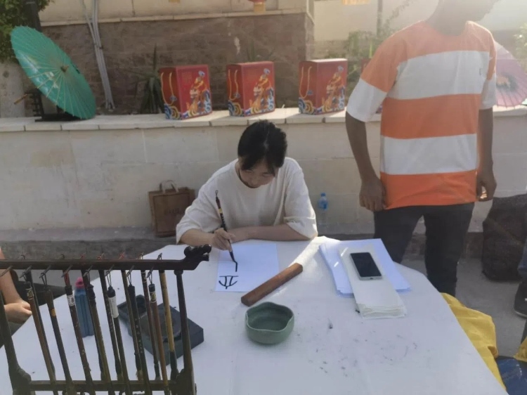 開(kāi)羅文化中心漢語(yǔ)教師表演中國(guó)書(shū)法。開(kāi)羅中國(guó)文化中心供圖