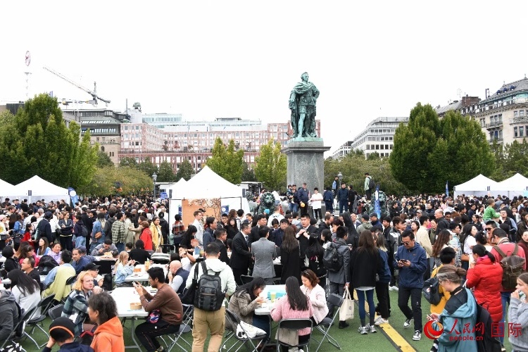 “天涯共此時(shí)——中秋游園會”在斯德哥爾摩國王花園舉辦。人民網(wǎng)記者 殷淼攝