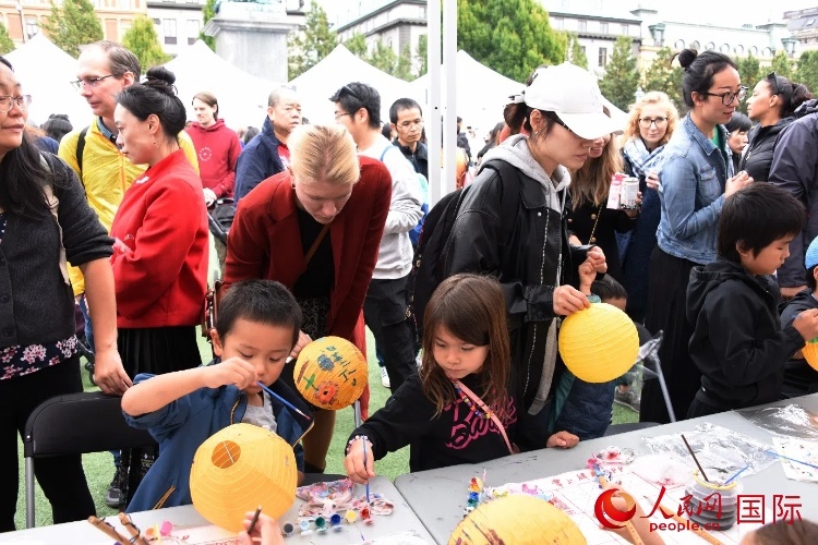小朋友參加燈籠繪畫體驗(yàn)。人民網(wǎng)記者 殷淼攝