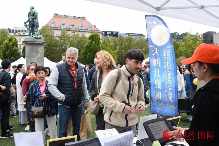 排隊(duì)等候品嘗中國美食的游客。人民網(wǎng)記者 殷淼攝