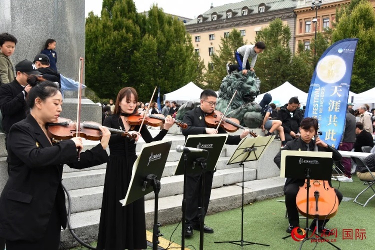 上海愛樂樂團(tuán)“快閃”活動一瞥。人民網(wǎng)記者 殷淼攝