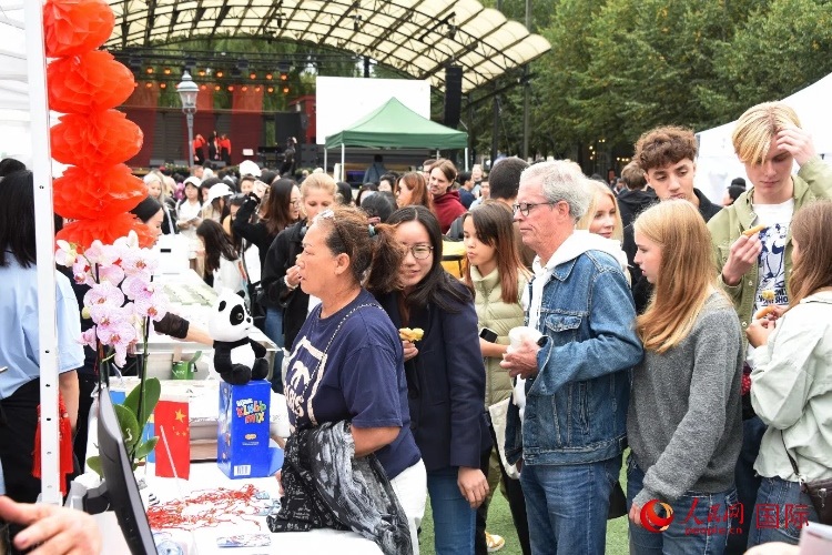 斯德哥爾摩中秋游園會。人民網(wǎng)記者 殷淼