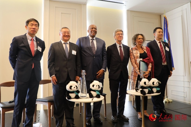 萊索托國(guó)王萊齊耶三世、中國(guó)常駐聯(lián)合國(guó)代表傅聰?shù)燃钨e出席活動(dòng)。人民網(wǎng)記者 李志偉攝