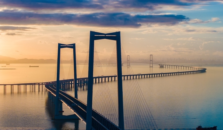 2024年6月27日，沐浴在晨曦中的深中通道（無人機(jī)照片）。新華社記者毛思倩 攝