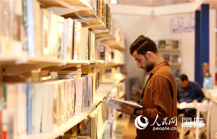 一位民眾在讀書(shū)。人民網(wǎng)中東中心分社奧馬爾·哈利勒攝
