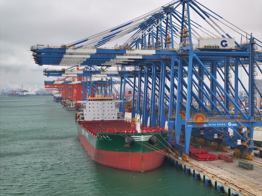 2月23日拍攝的廣西北部灣港欽州港區(qū)的碼頭堆場(chǎng)（無(wú)人機(jī)照片）。新華社記者 周華 攝