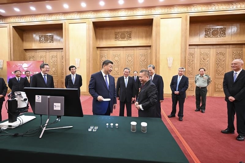 △2024年9月23日，習(xí)近平總書記等參觀月球樣品和探月工程成果展覽。