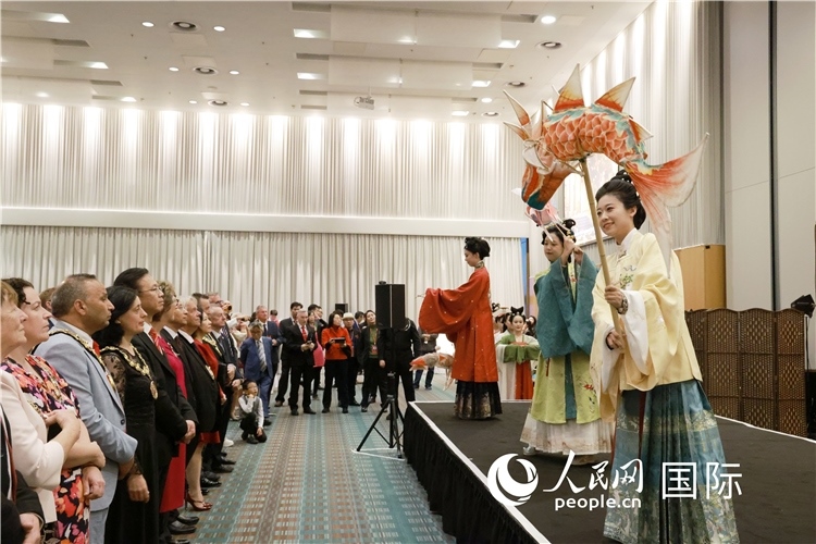 2、留學生表演了漢服展示《絲路霓裳》。邢雪攝