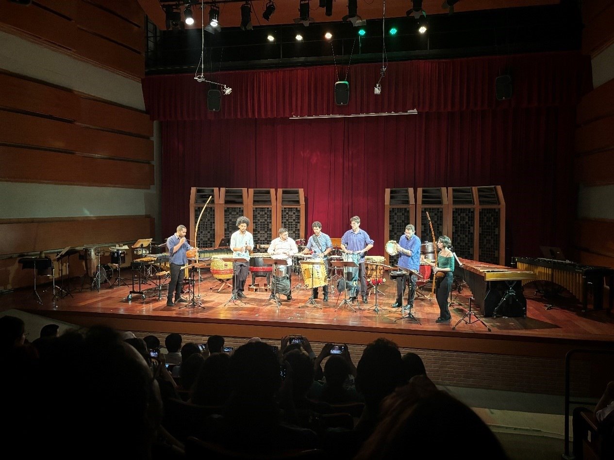 圣保羅州立大學(xué)藝術(shù)學(xué)院打擊樂團(tuán)在活動上表演精彩的節(jié)目。 圣保羅州立大學(xué)孔子學(xué)院供圖