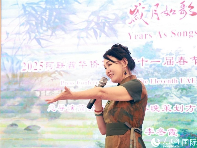 第十一屆阿聯(lián)酋華僑華人春晚組委會總策劃兼總導(dǎo)演李冬霞介紹晚會籌備情況。人民網(wǎng)記者 管克江攝