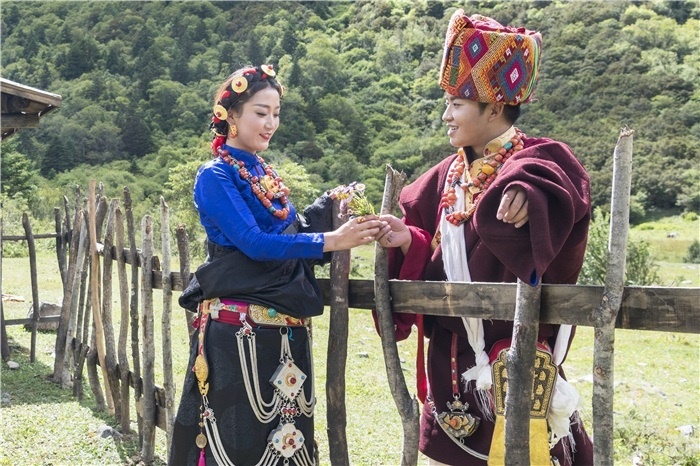 康定情歌（木格措）風(fēng)景區(qū)中的一對(duì)年輕人。林革文攝