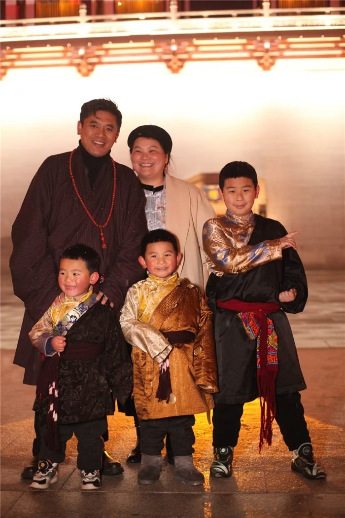 康定的節(jié)日氛圍多元和諧。圖為2024年元宵夜，洛讓銀登一家五口在旅行中拍攝的合影。資料圖片