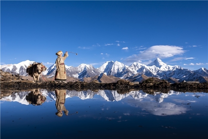 貢嘎山下的放牧人。林革文攝