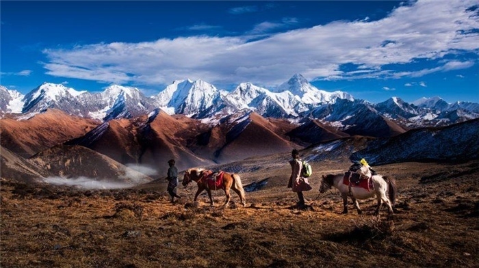 “守護(hù)貢嘎”是當(dāng)?shù)卮迕駱闼氐男拍詈妥园l(fā)的行動(dòng)。圖為貢嘎山“馬背巡護(hù)隊(duì)”開(kāi)展日常巡護(hù)工作 林革文攝