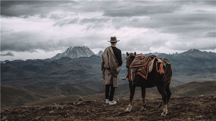 在康定八郎生都星空營(yíng)地，村里的青年丹真德勒牽馬注視世代生活的家園。八郎村提供