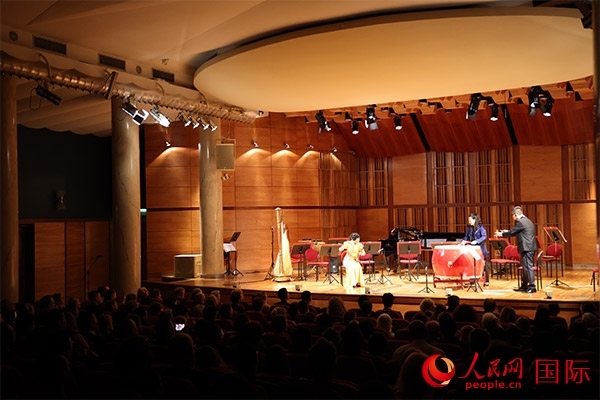 中國歌劇舞劇院的音樂家表演京劇曲牌《夜深沉》。人民網(wǎng)記者 禹麗敏攝